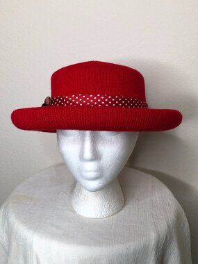 Lovely, Like New, Ladies Hat with 100% Silk Hat Band